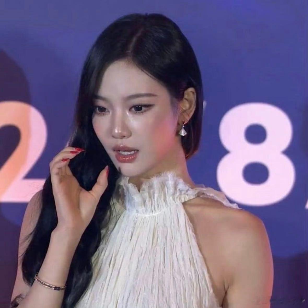 宁艺卓TIMA红毯 果然美女是最能扛住镜头的脸！宁宁宁艺卓像朵纯白的茉莉花，又白
