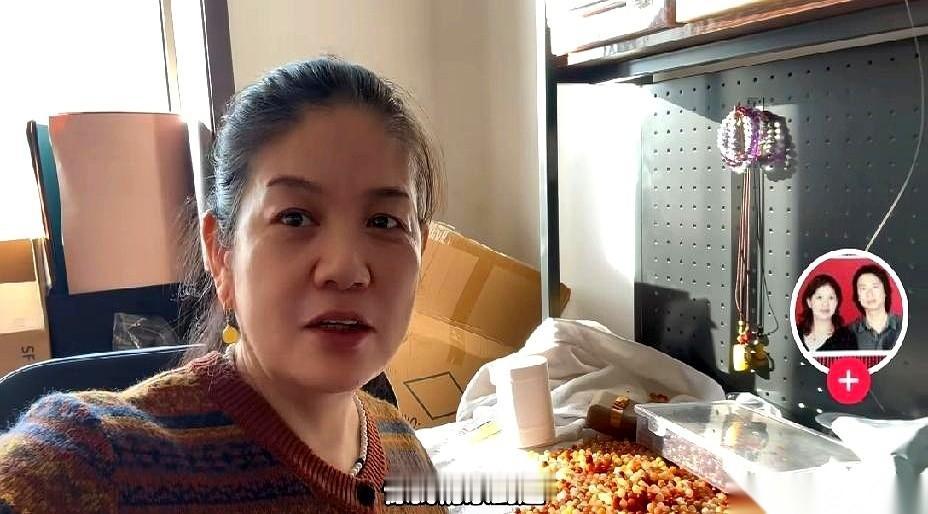 刷到一个阿姨的视频，听见她喊儿媳妇：
“我们家建超”。
就这五个字，我暂停了，反
