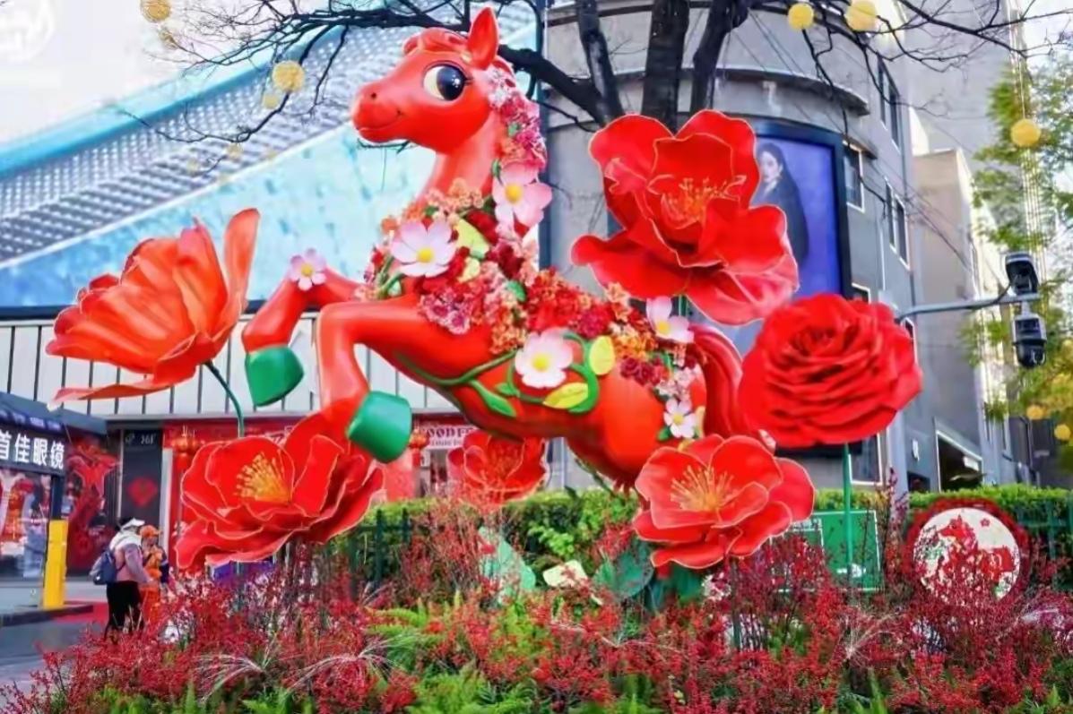 🔥一城风景书写昆明诗意篇章
 滇池映翠，西山含黛，昆明以湖山为纸，以繁花为墨，