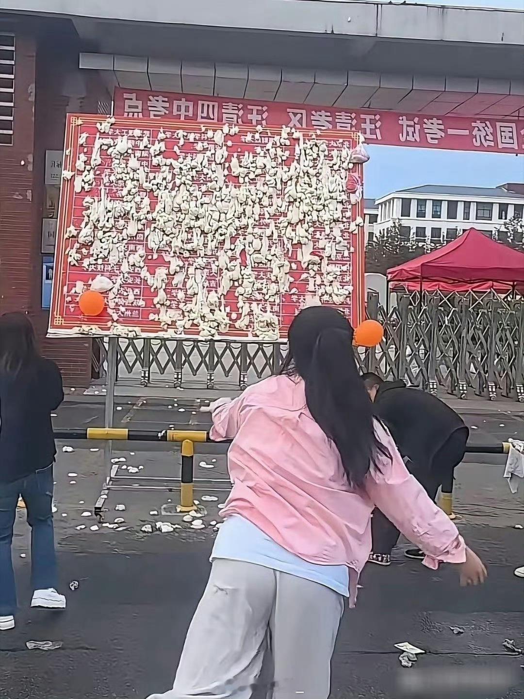 国人才吃了几年饱饭啊就这么糟蹋粮食 还是在学校门口 ​​​