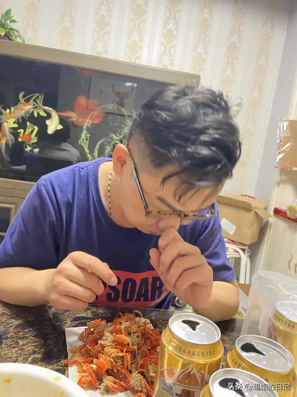 我绝对支持取消吃播，因为这种不正常的生活方式，对年轻人起到了不好的引导作用，而且