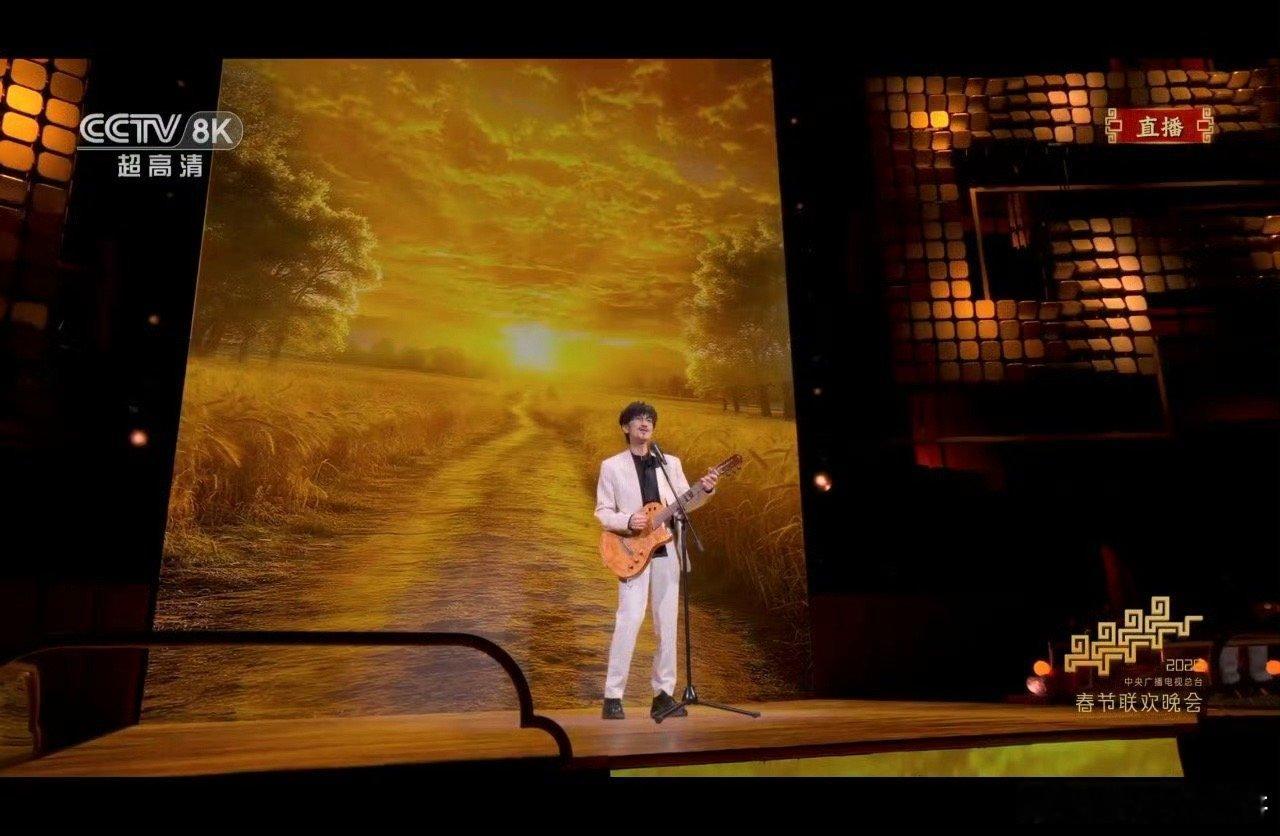 周传雄春晚独唱领衔金曲串烧 治愈感爆棚！周传雄在春晚舞台上自弹自唱，质朴的唱腔搭