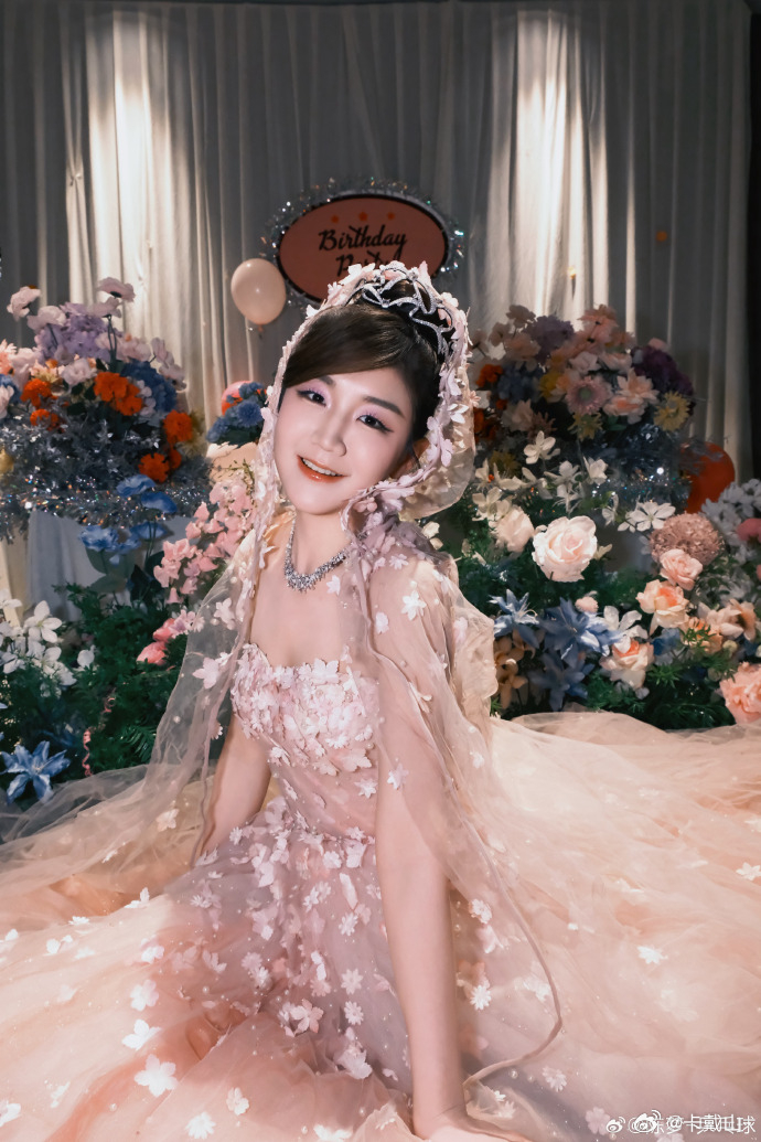 陈梦现在女明星范儿十足~ 生日快乐！真的做到了场内场外都精彩。乒乓球应该还没有奥