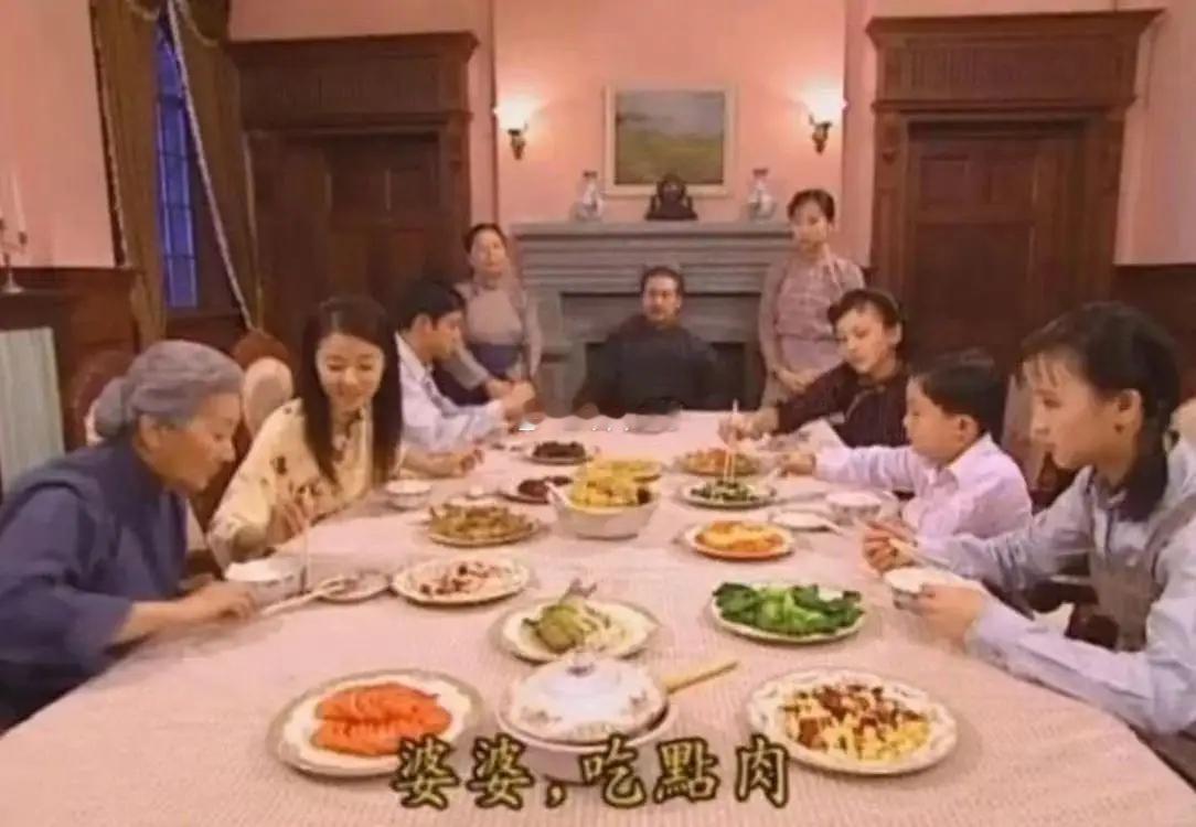 小时候看这部剧，一直纳闷陆振华这个位置怎么夹菜，总不可能一直刨白米饭吃吧。 