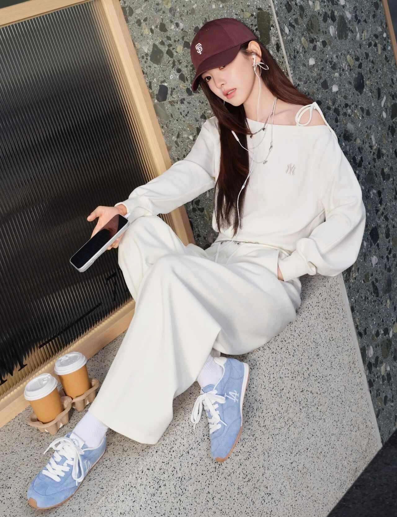 Oxygen Girl＆MLB
在MLB里才get到章若楠的轻盈少女感
氧气少女