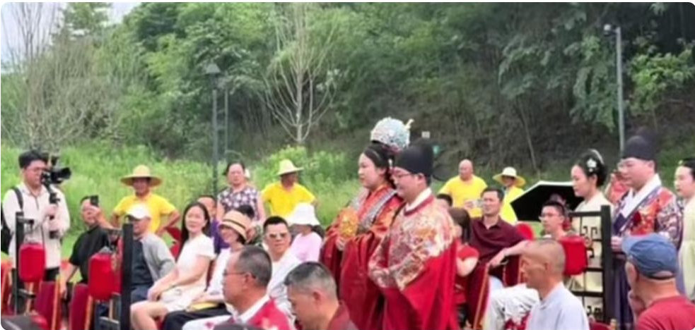 偶遇夏雨袁泉乡下吃席！一身布衣低调坐草坪一把折扇尽显文人风骨 