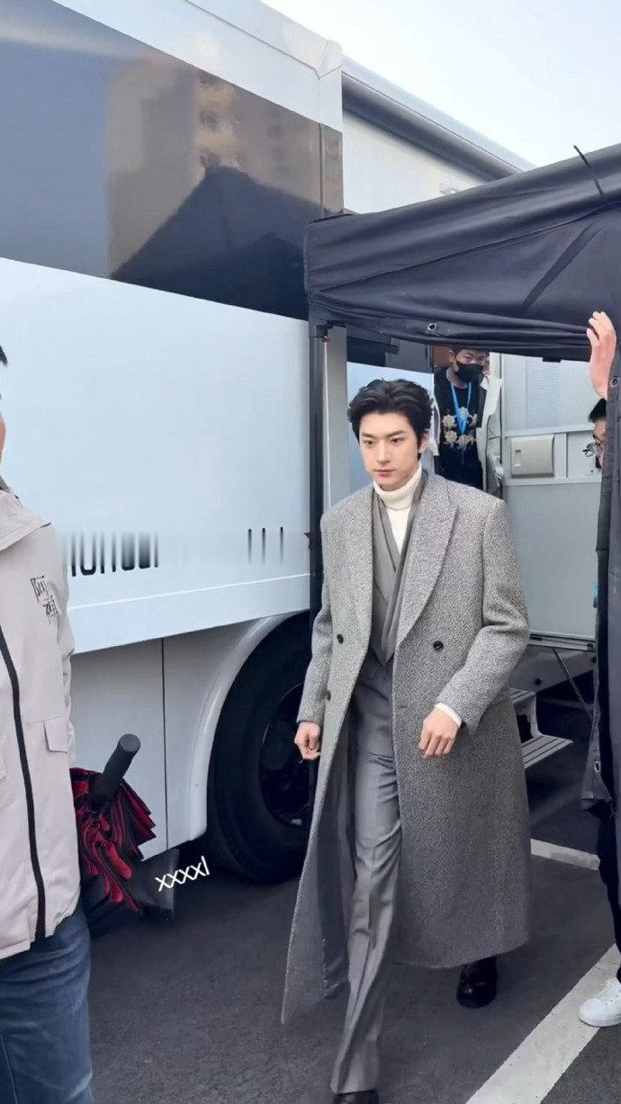 林一阿禅首个妆造 林一高领白毛衣西装大衣造型 林一阿禅首个妆造，林一高领白毛衣西