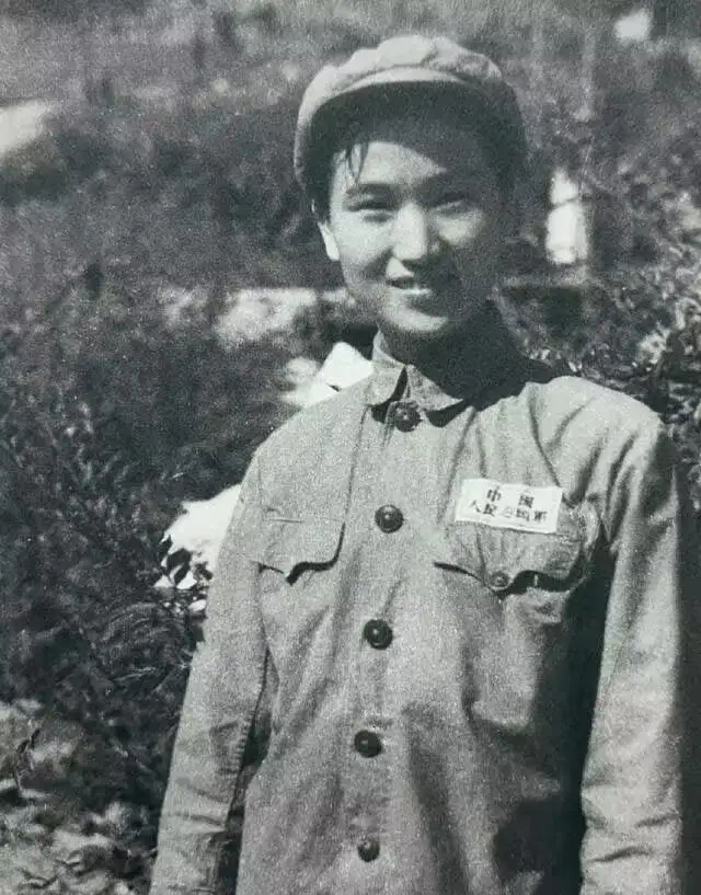 1953年，王文娟在朝鲜战场一张罕见镜头，她身着戎装，英姿飒爽 
