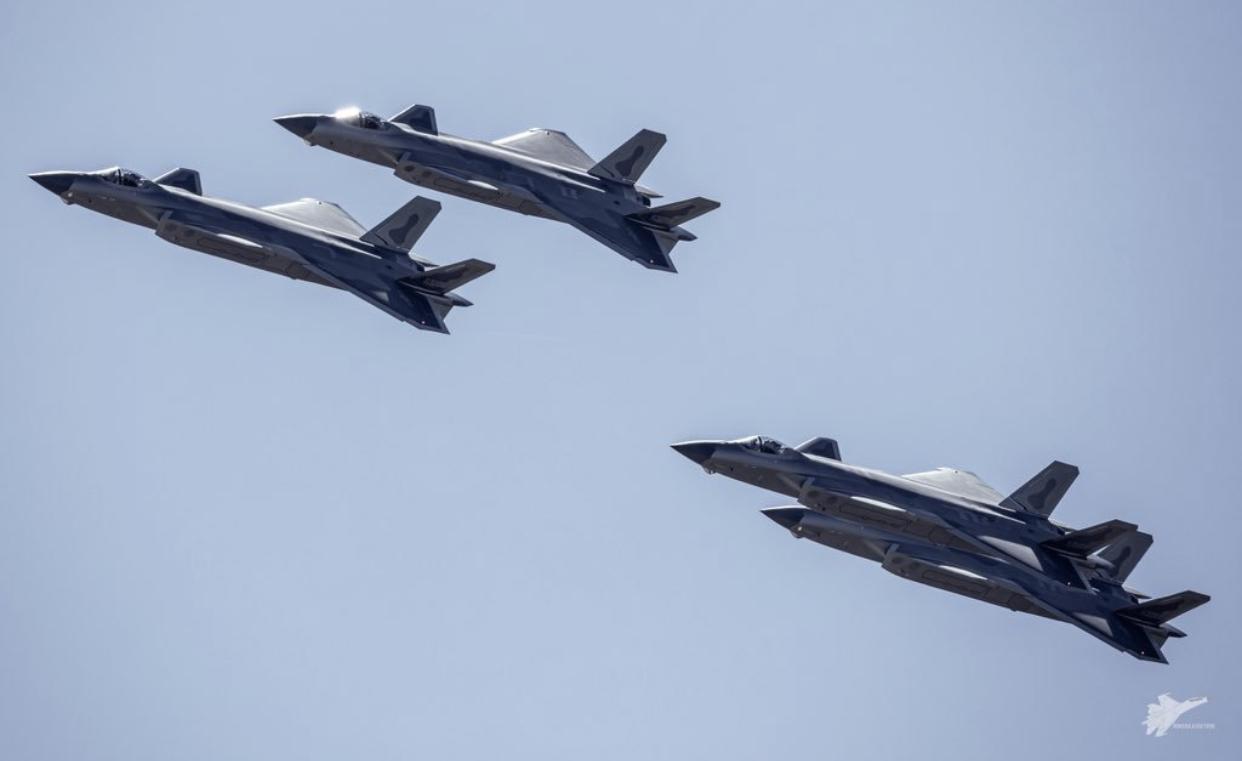 J-20隐形战斗机进行多机编队飞行