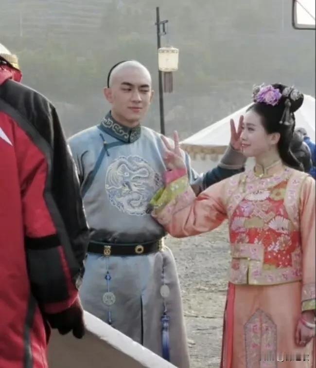如果不考虑作者，若曦这角色还是可以自洽，因为她是一个理想主义者，对身边环境和谐有