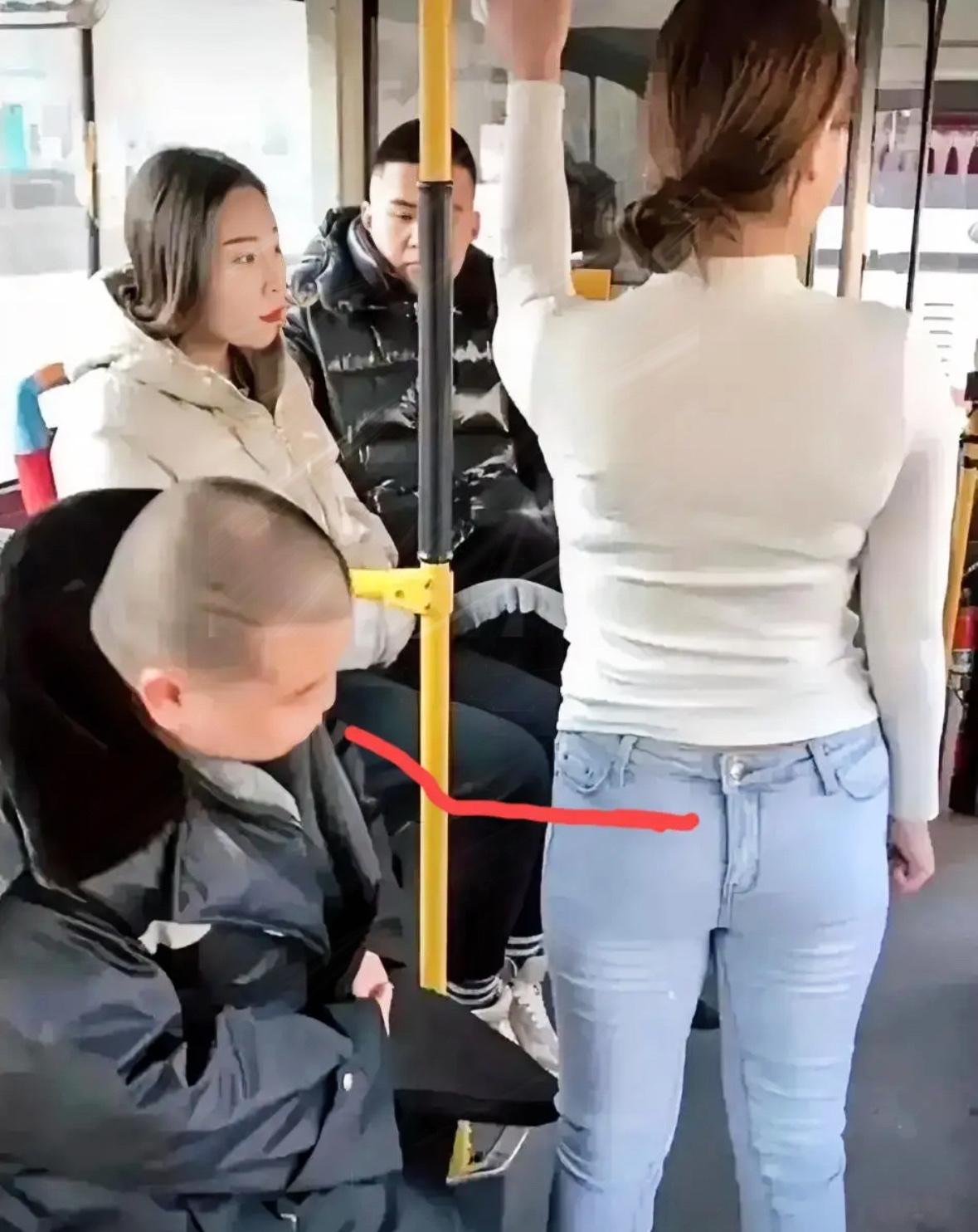 坐公交遇上件挺让人不自在的事——前排光头大哥眼睛直接黏在前面姑娘的牛仔裤上，脑袋