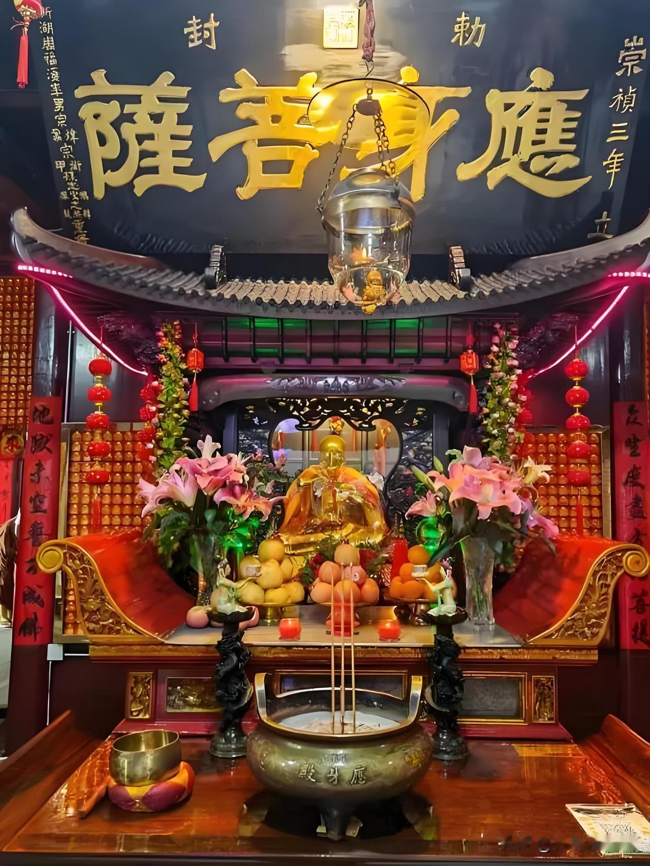 九华山百岁宫：肉身菩萨里，藏着人生最稳的答案
 
谁能想到，九华山的百年香火里，