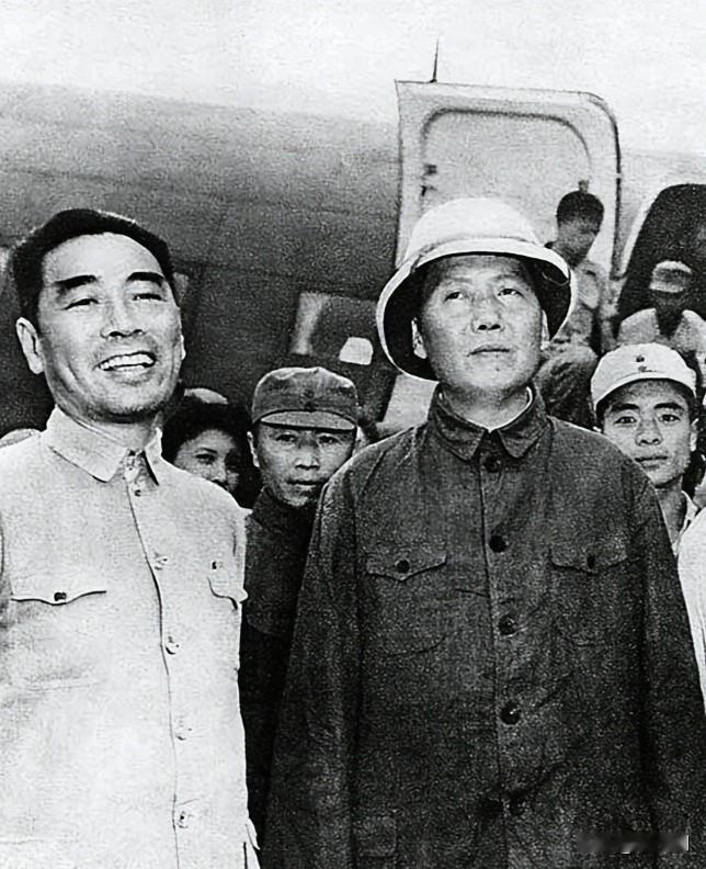1945年11月，刚从重庆回延安一个月，伟人突然病倒了。

他浑身发冷，冷汗把被