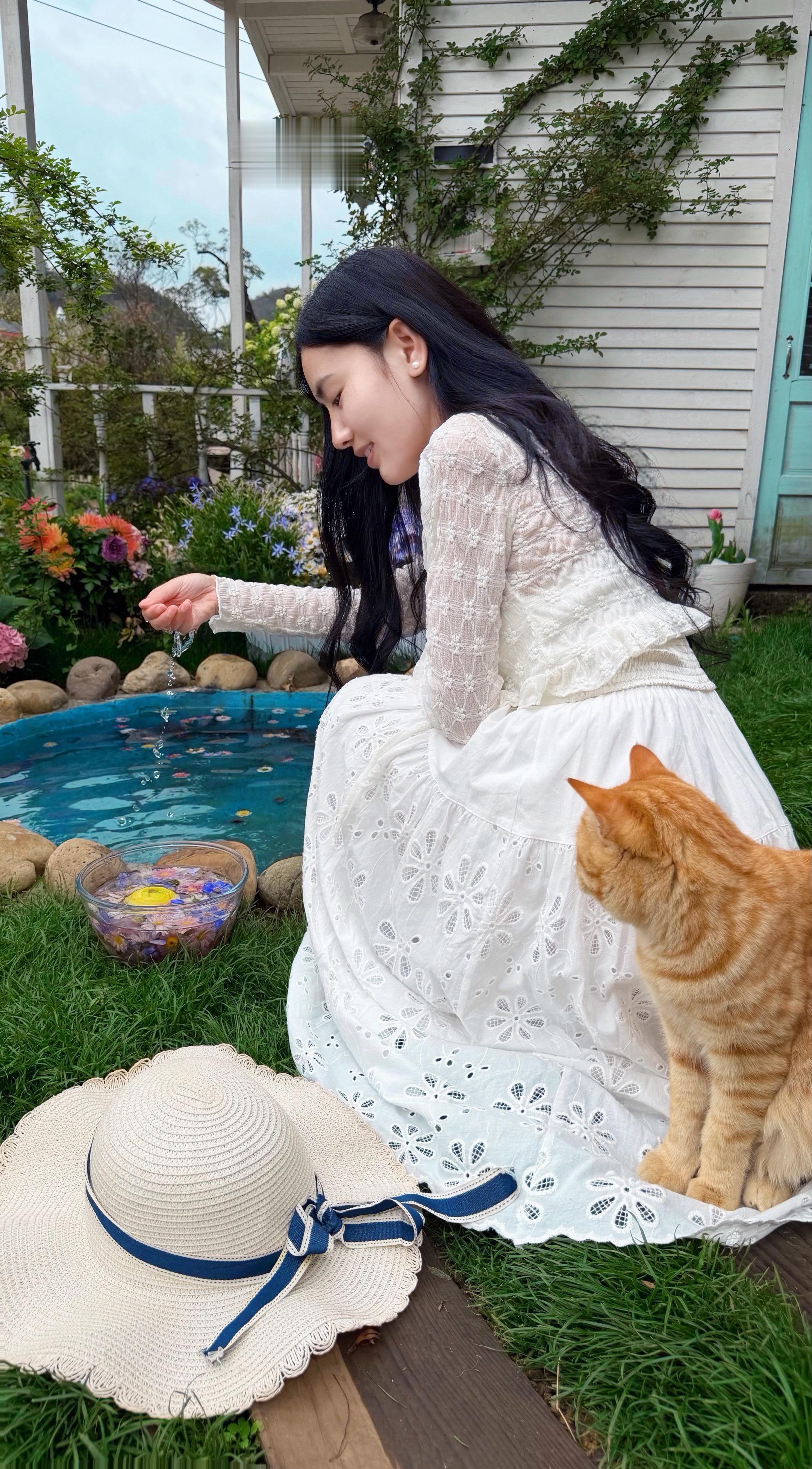春天的仪式感 花在碗里 猫在裙上