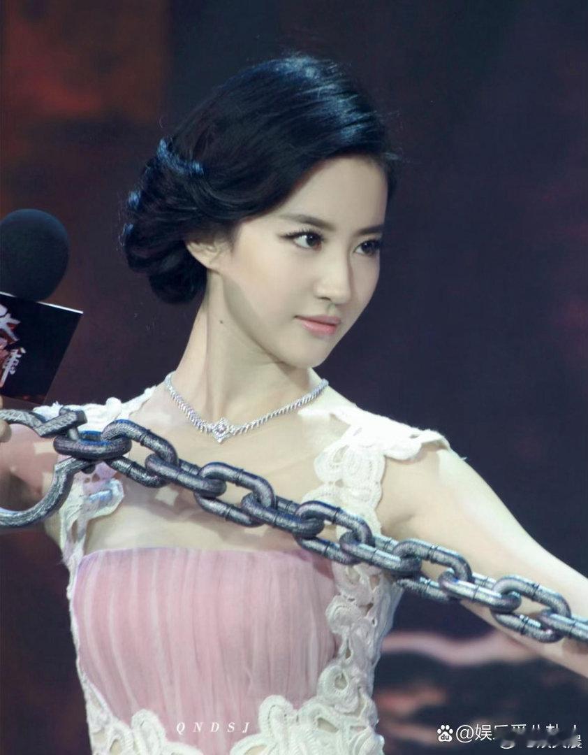 刘亦菲颜值气质双在线，颜值封神，美得无可替代。 