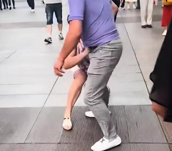 "纠缠不休太离谱！" 浙江乐清一女子分手后死活放不下前男友，隔三差五跑去对方家里