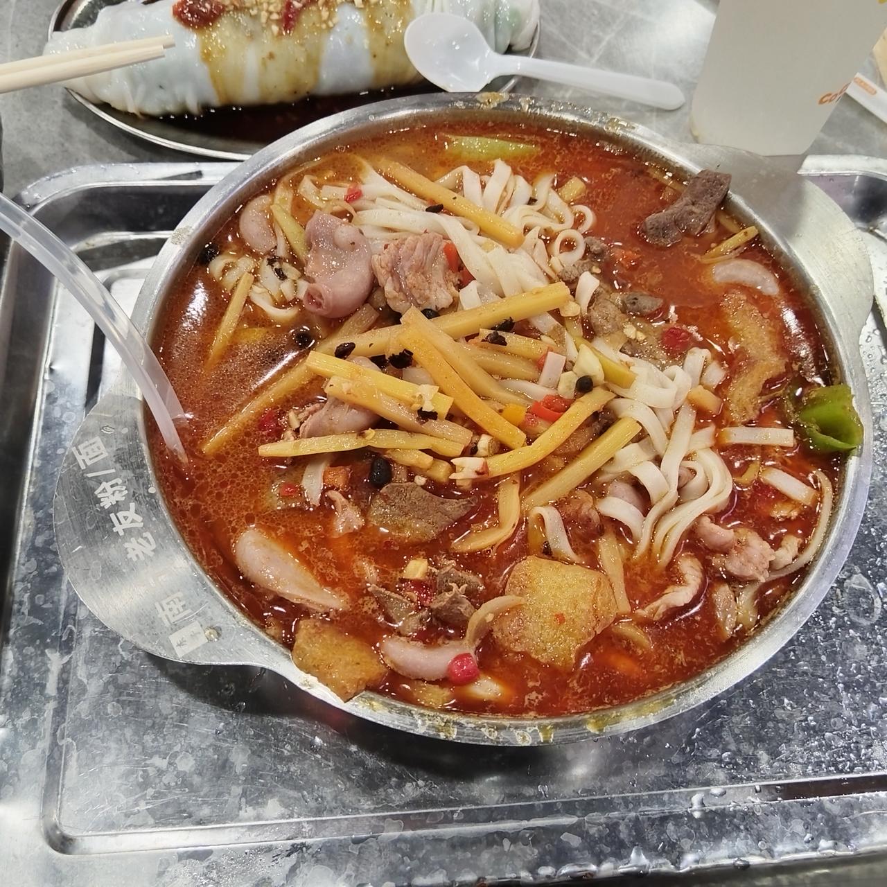 中午吃碗老友猪杂粉，二十二元钱，味道不错。现在的餐饮竞争十分激烈，一个商场的一层