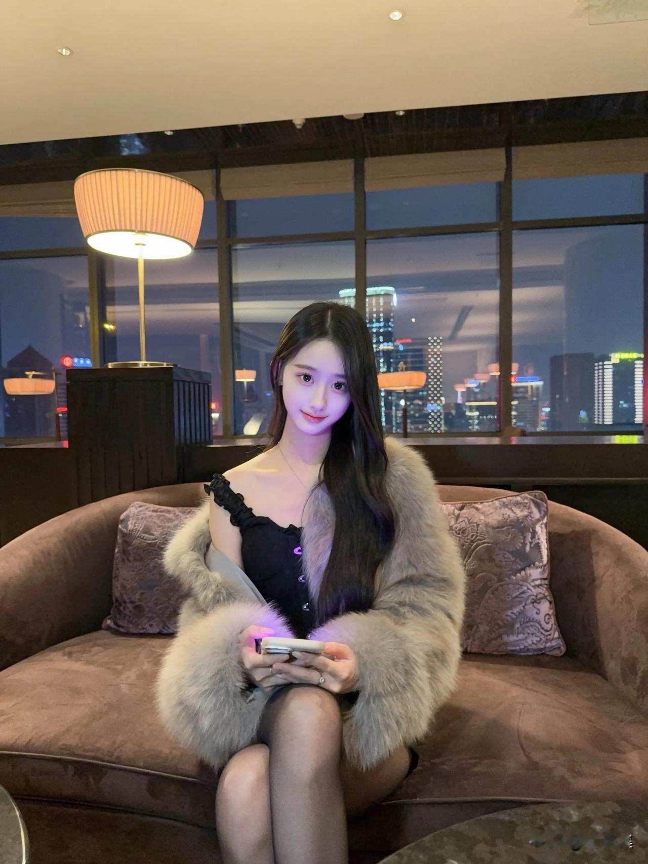 灯影摇曳处，美人倚窗立。