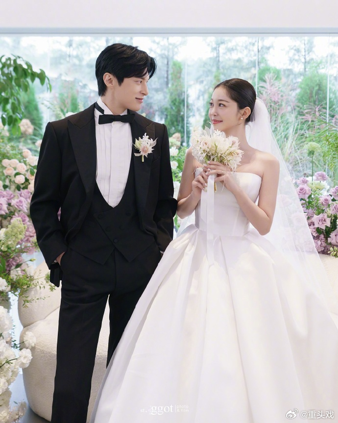 尹善宇金佳恩婚纱照尹善宇金佳恩婚礼 尹善宇金佳恩婚纱照公开，两人因合作电视剧《一