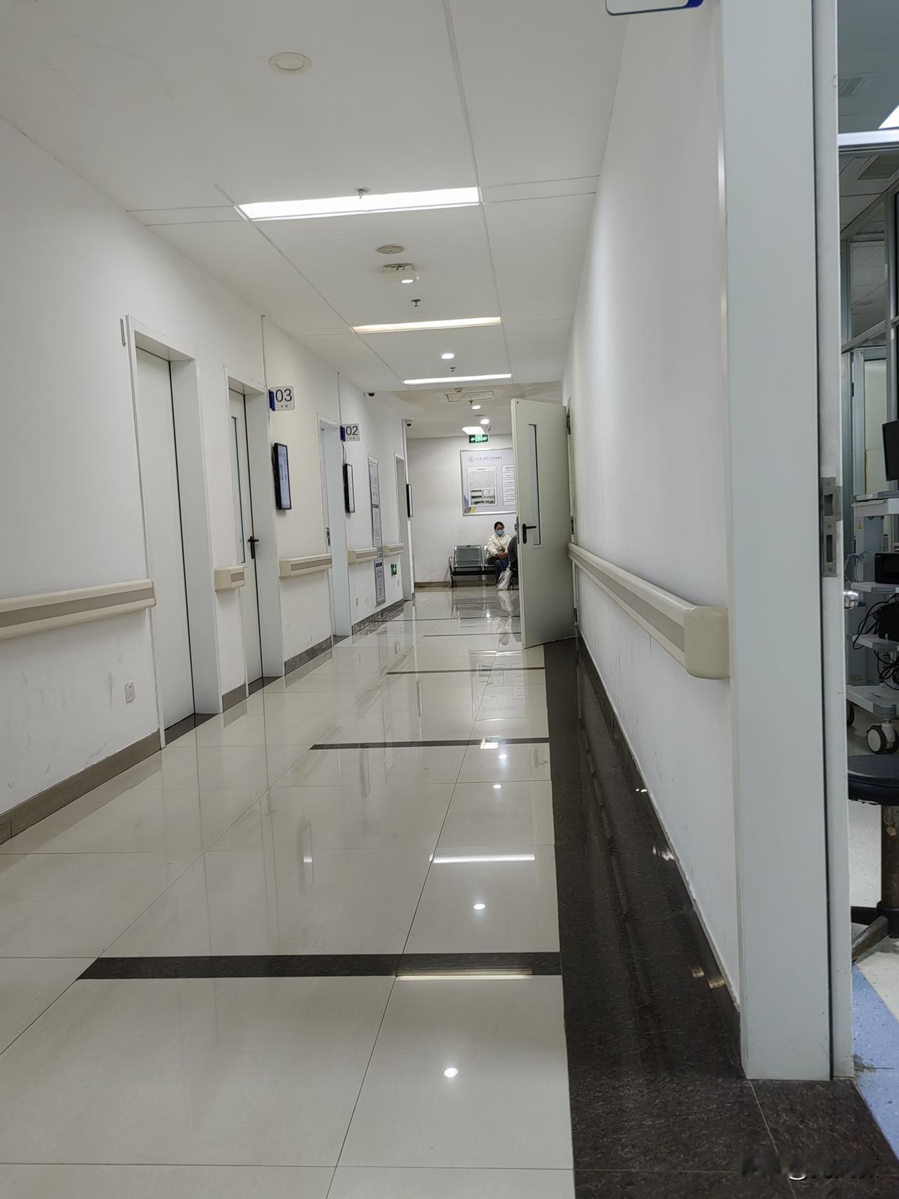 今天直接受不了了，又来到了潍坊三甲医院。
前几年又吃带鱼鱼刺卡喉
不舒服了好几个