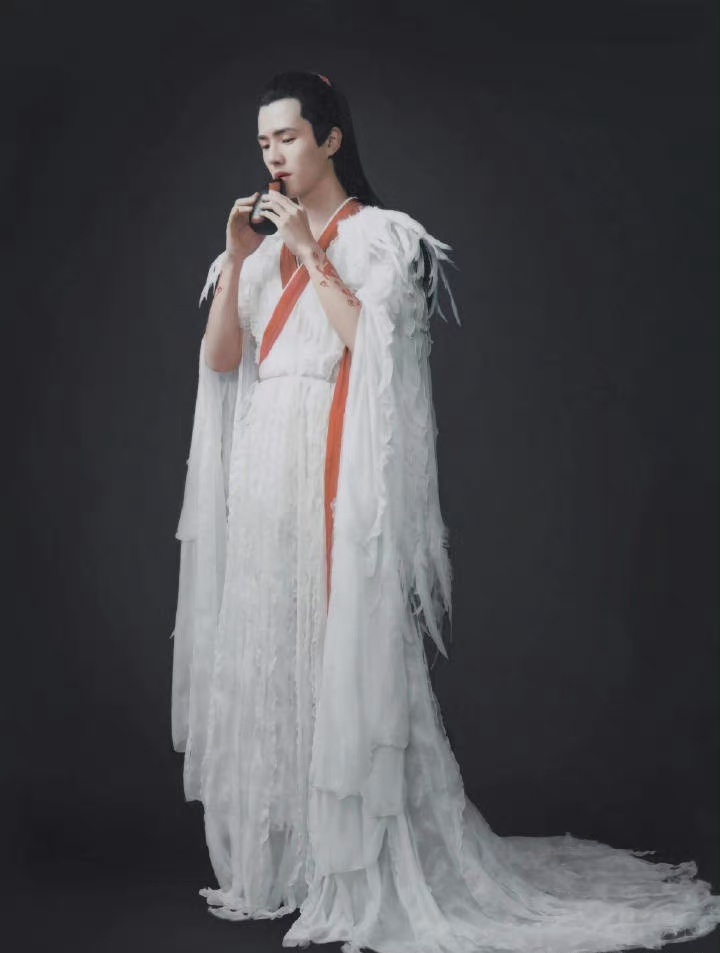 刘昊然在《妖猫传》扮演的白龙太仙了。 ​​​