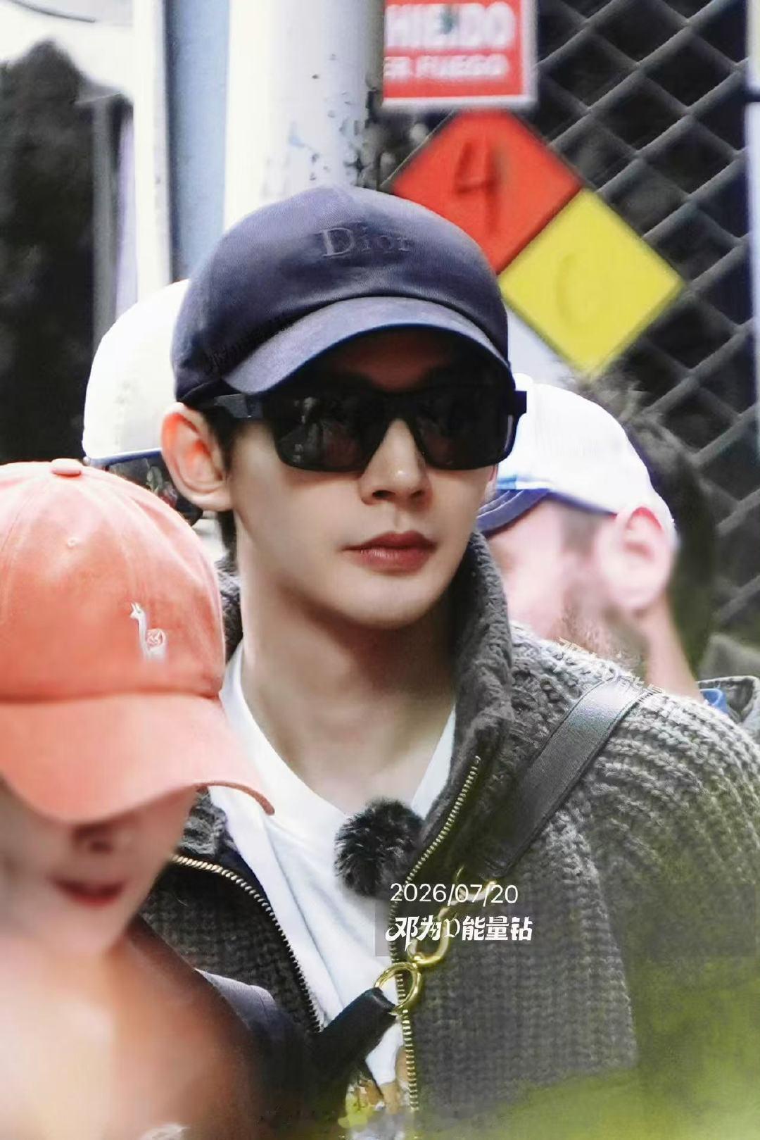 邓为花少8灰色针织外套造型邓为花少8灰色针织外套look 完全男大来的 