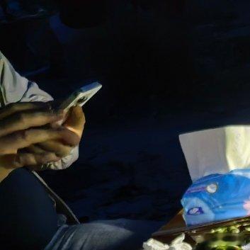 你把一壶水烧开，看着它沸腾，翻滚，热气冲天。然后你关掉火，它就慢慢安静下来，变得