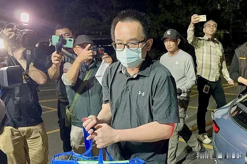 陈水扁一家今年可以团年了！
     昨日陈致中就医假释出狱，面对媒体询问，均以