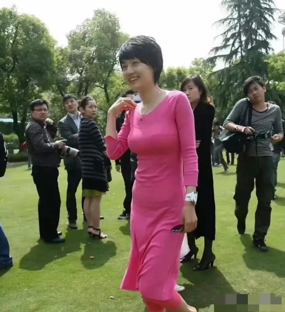 马伊琍的这身衣服好看吗？
感觉她的审美越来越拉垮了，大家说呢？