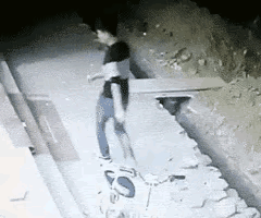 有些时候危险就是这样发生的，若不是监控作证，还以为有人害的呢，夜间真的不要去乱七