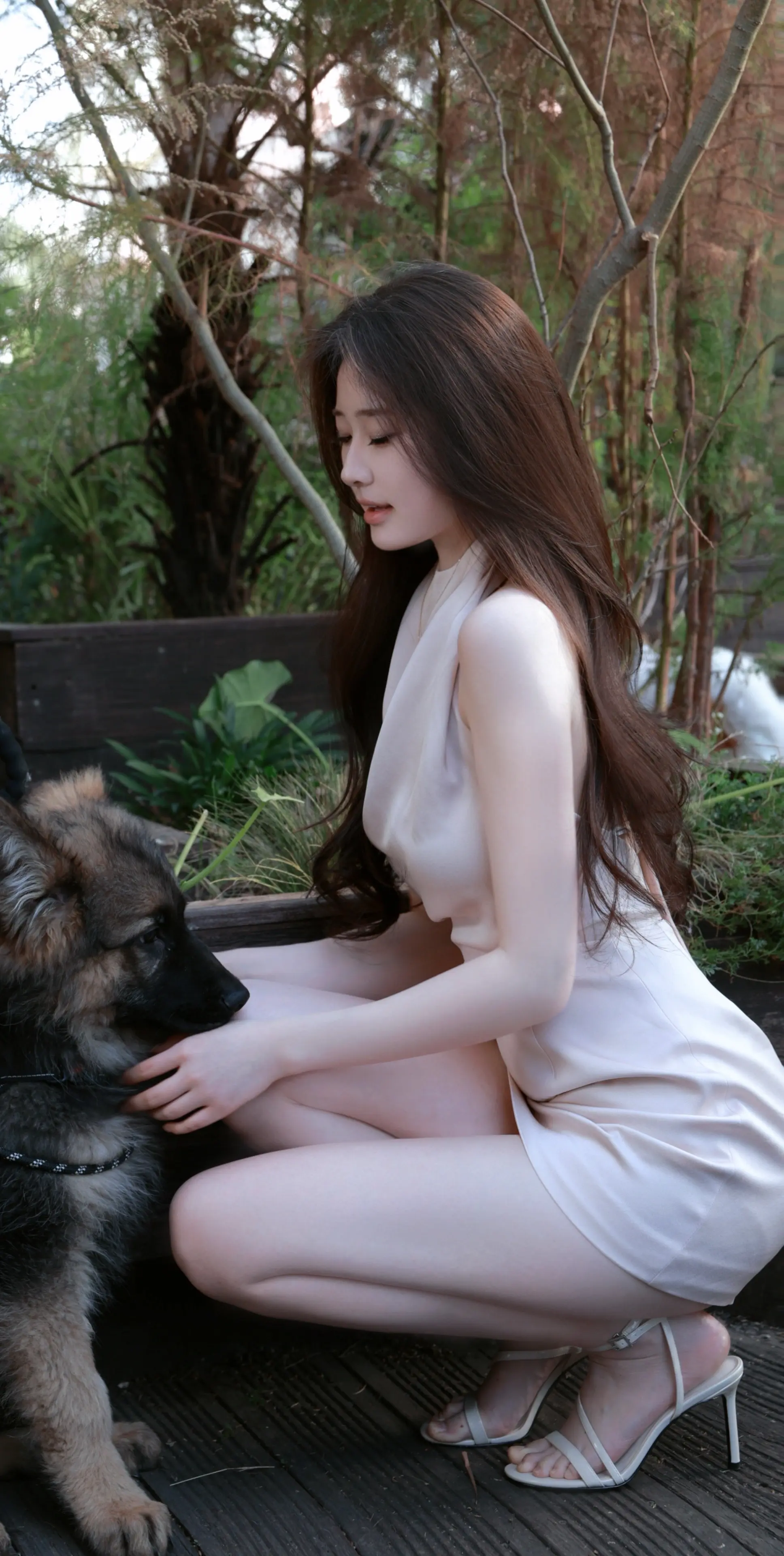 不要不开心 姐姐蹲下来抱抱你