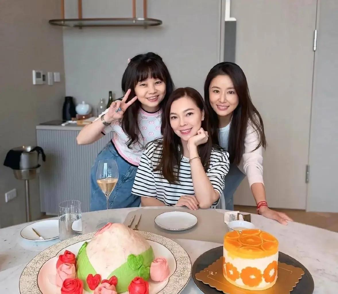 与林心如合照的，是富士康的老板娘，郭台铭的太太曾馨莹。曾馨莹本来是一个舞蹈老师，