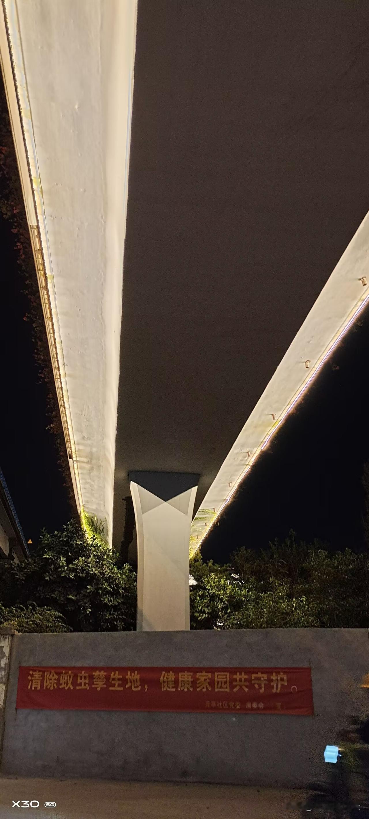 好看的墙纸能瞬间提升氛围感。自然风景治愈系就很不错，像日照金山，雪山被朝阳染成金