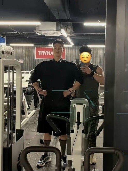 怎么感觉比前段时间更壮了一点…老师你以前不是这样的吗宋江别举铁了 ​​​