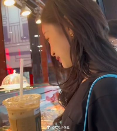 吴宣仪 给粉丝付钱好有魅力做吴宣仪的粉丝是真的好幸福呀。小姐姐是真的很温暖，真心