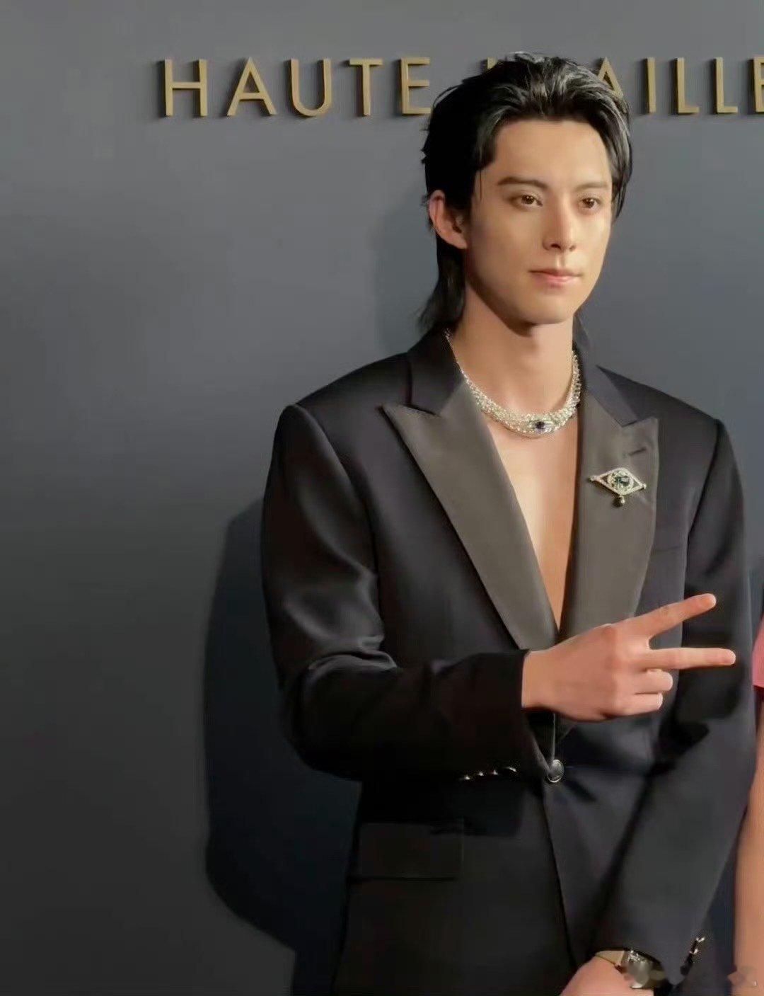 王鶴棣 LV 王鹤棣的时尚风格一直以来都是非常的不错的呀，我们也相信今后能够有更
