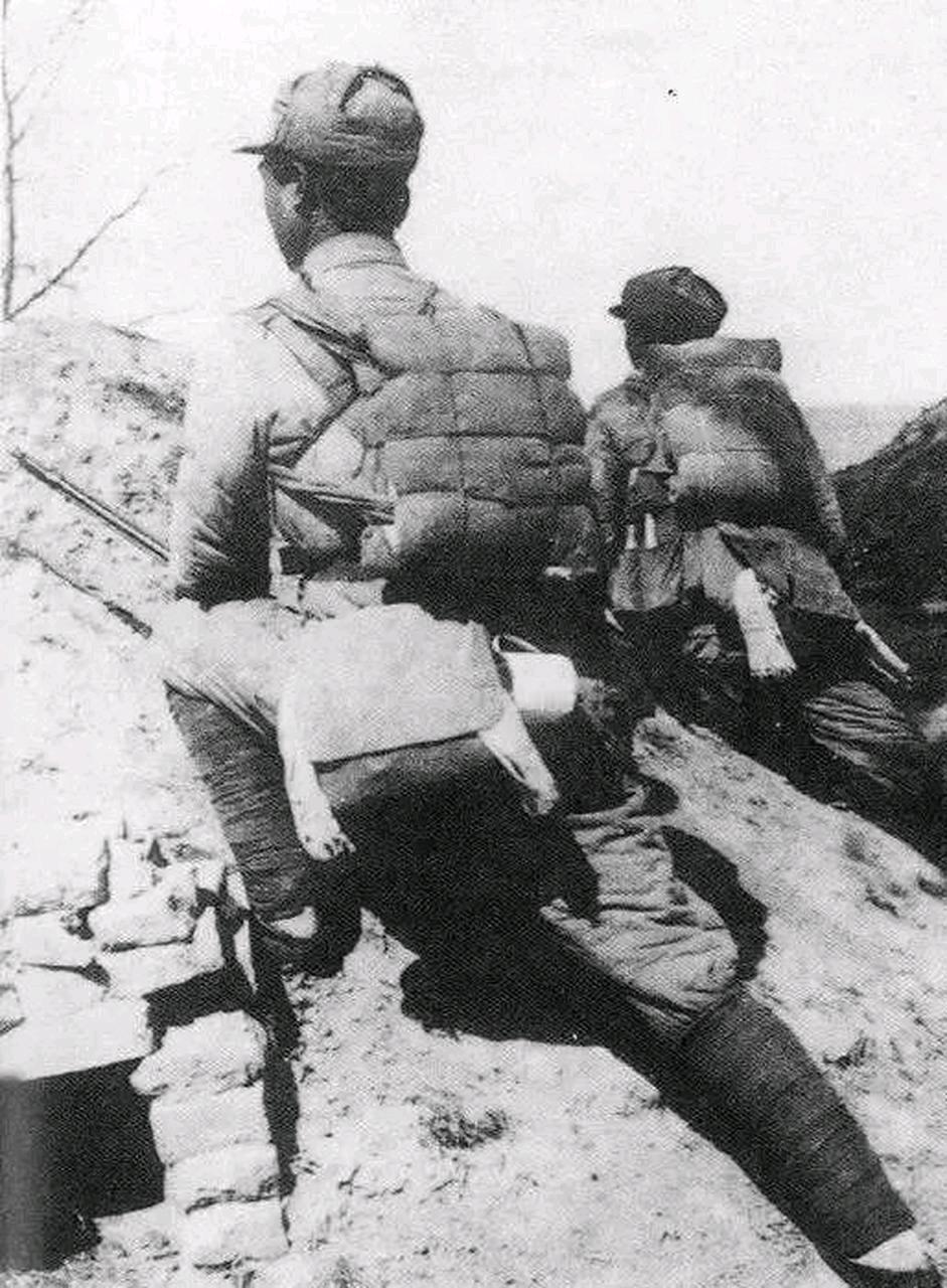 1940年9月30日夜，谢银才登着梯子爬上墙头，慢慢探出脑袋，顿时大吃一惊，只见