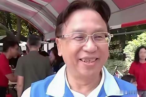 看把魏平政乐得，嘴都合不拢了！公益场合巧碰面，首度同框有互动
这场中秋慈善活动是