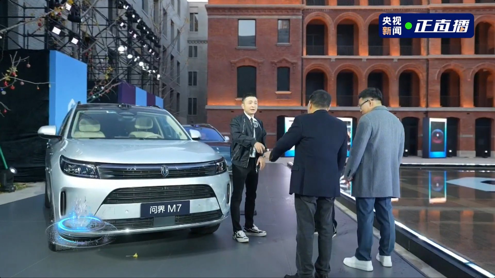 撒贝宁和尼格买提上海尬舞这个直播规格很高啊，央视新闻和鸿蒙智行在上海开展直播，金