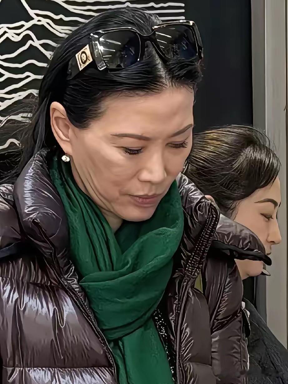 邓文迪确实是个不简单的女人。她没有传统意义上的高颜值和性感妩媚，却凭借超凡智慧在