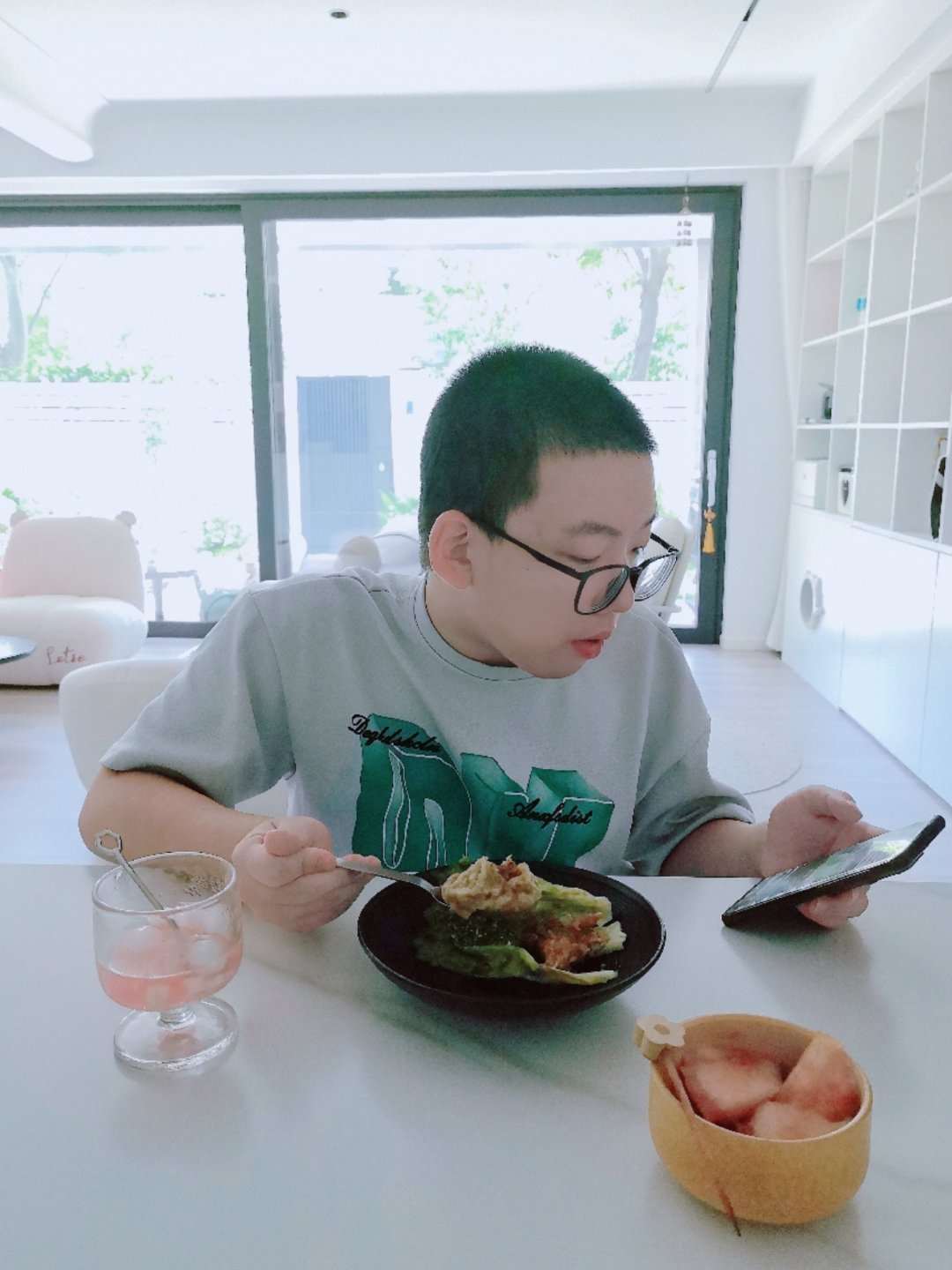 生活手记 在适应他口味的基础上尽量健康饮食。和少爷说好，每个疯狂星期四他可以自由