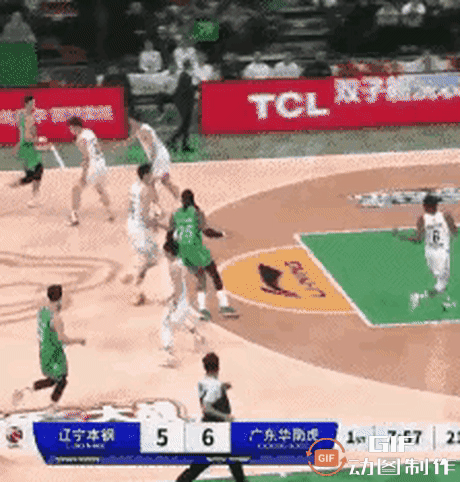 激战CBA：莫兰德就差锁喉周琦了。不知道裁判杵在那里干什么！
#莫兰德周琦冲突#