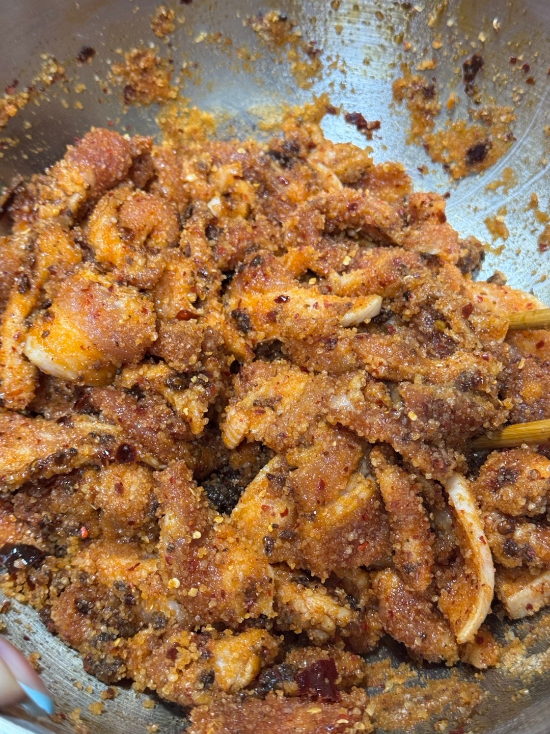粉蒸肉腌制中，切一片完整的五花肉是个力气活 ​​​