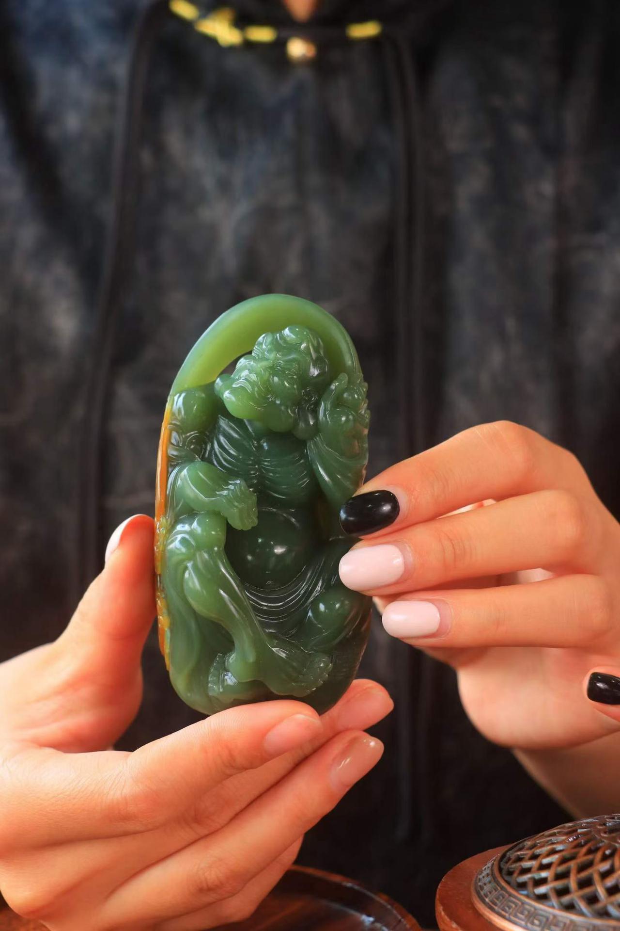 〈沙枣青·罗汉〉🐉

收藏臻品❤️和田玉碧玉籽料沙枣青罗汉，整器雕工精细，刻画