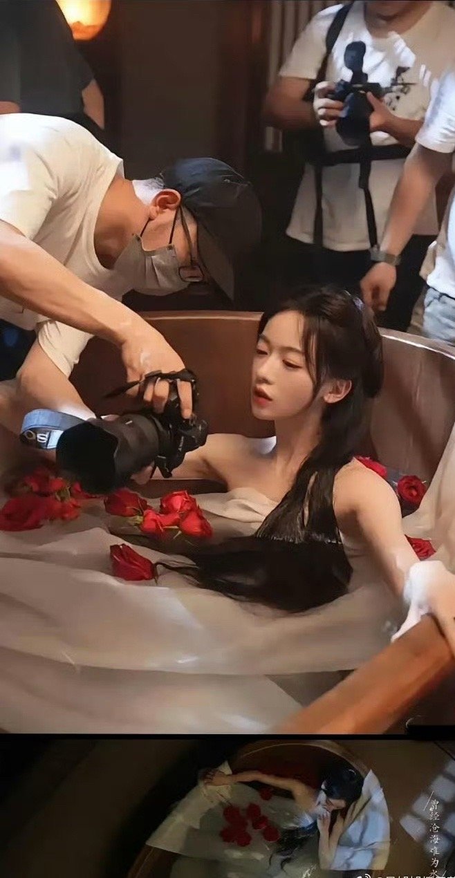 这样一对比，是不是就觉得吴谨言那段泡澡戏没那么尴尬了，当初的袁姗姗的西红柿蛋花汤