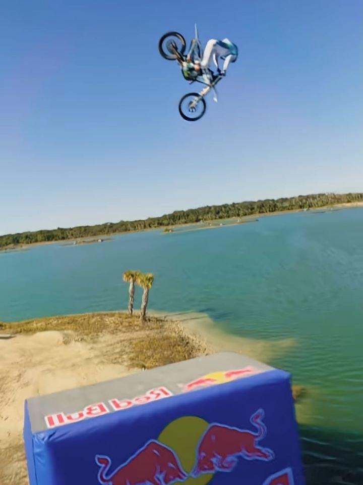 📌不愧是红牛，这可比其他摩托车高手强多了！>>网页链接 不愧是红牛，这可比其他