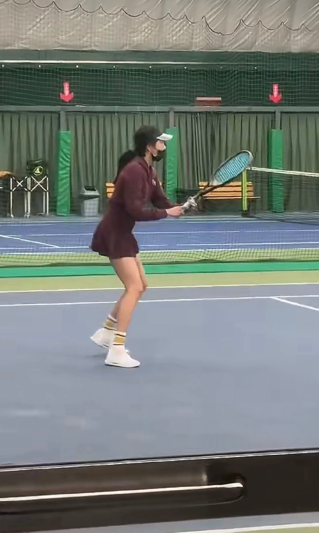 偶遇关晓彤打网球 网球场上的关晓彤自信耀眼，健康身材让人眼前一亮。打网球偶遇关晓