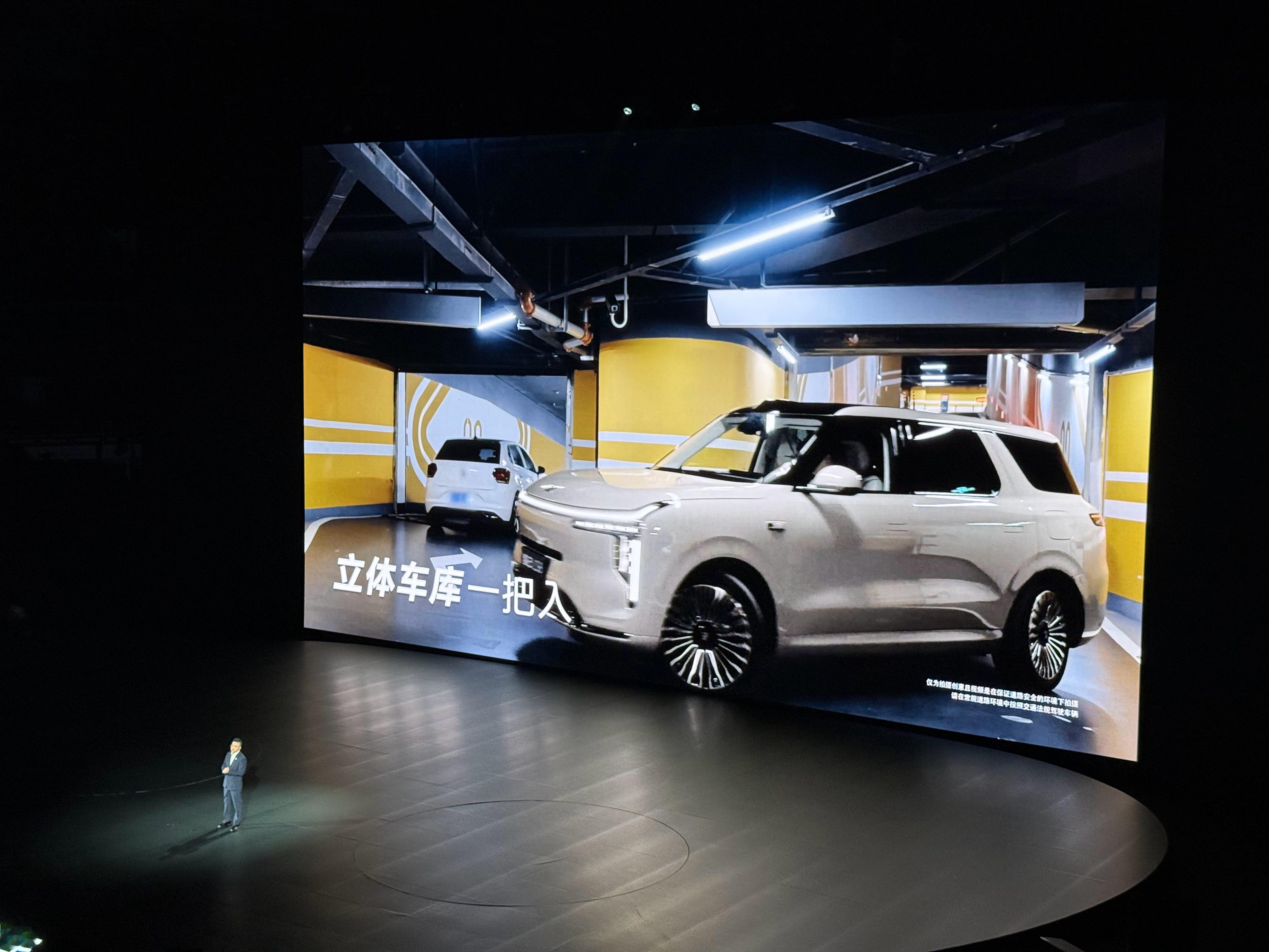 线控四轮转向，真是谁开谁好用！尤其是转弯掉头，立体车位这些场景。智己LS8真是实