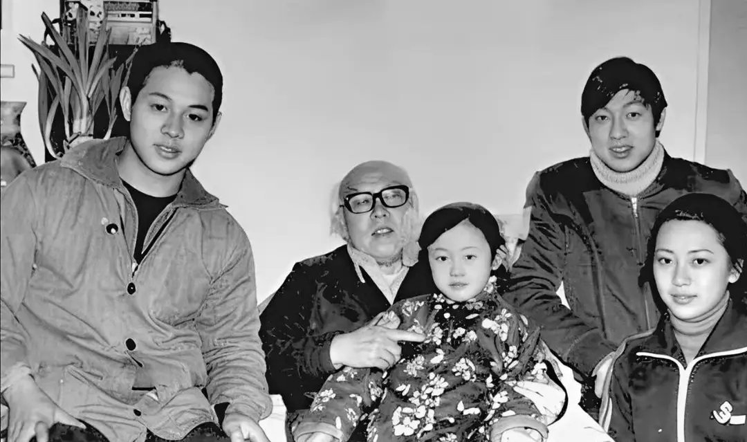 80年代，李连杰和前妻黄秋燕，一张罕见的合影，当时郎才女貌 