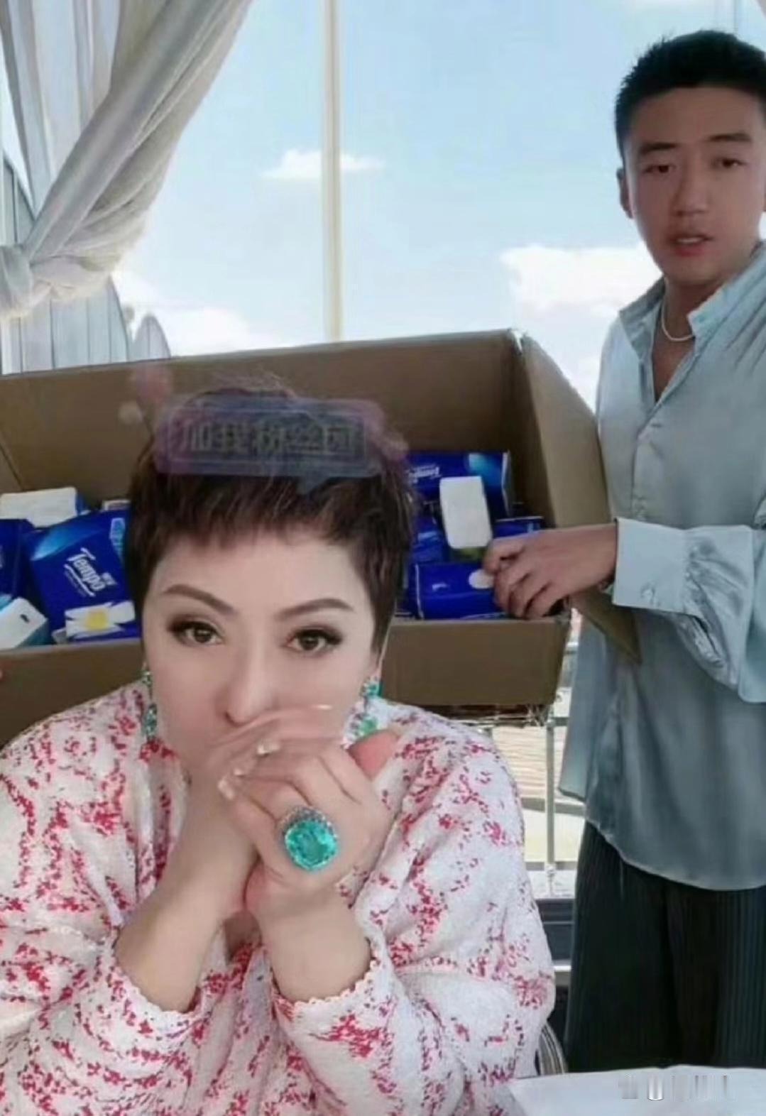 向太手上戴的啥？这么大个，家里洗衣凝珠也这size ​​​